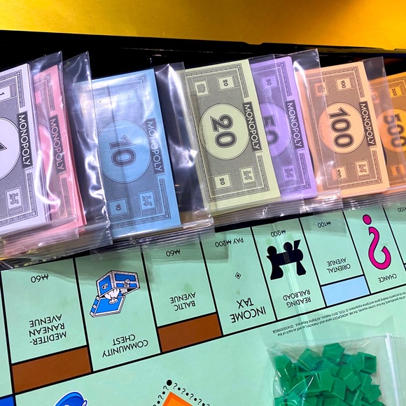 MONOPOLY GAME VTG 2013 CLASSIC CAT TOKEN INCLUDED GAME IS COMPLETE, SEALED CARDS - Picture 4 of 16